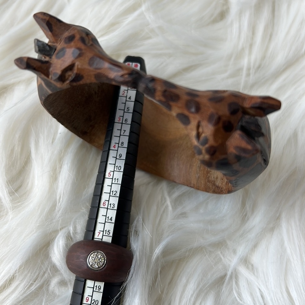 Chunky wood ring w/carved bangle featuring 2 kissing giraffes